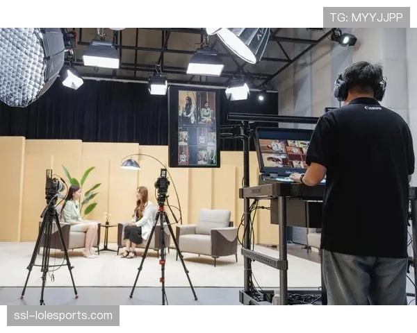 赛后新闻发布会实现“全平台一键直播”,覆盖从专业媒体到个人主播的多元渠道 赛后新闻发布会实现“全平台一键直播”,覆盖从专业媒体到个人主播的多元渠道